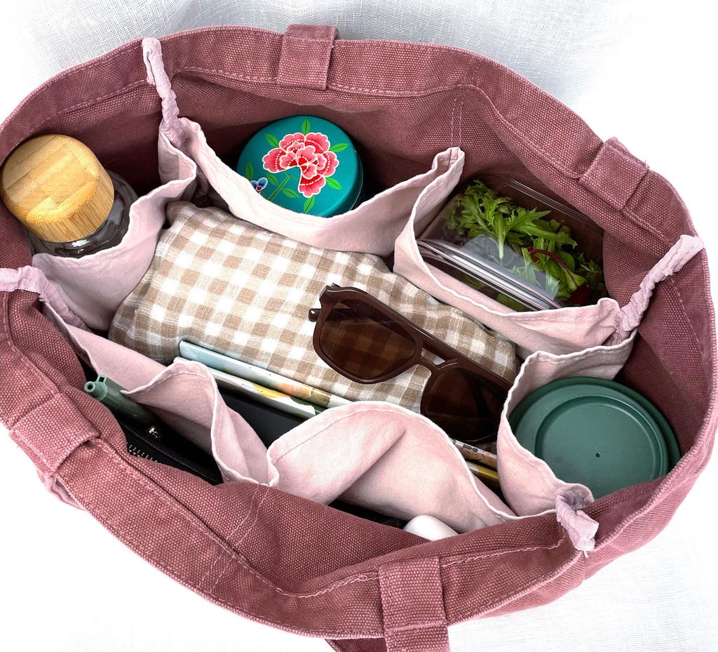 Everyday bag with pockets. Bag with pockets inside, bag with internal pockets. Canvas bag with pockets. Pockets in bag to organise. Organised bag. Casual style, canvas bag. Bag with comfortable straps. Unisex bag, baby bag.