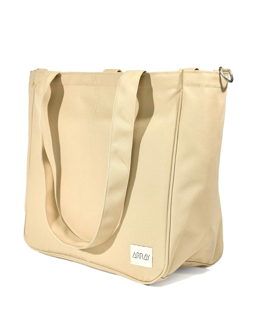 Everyday tote bag with pockets to organise everything. Encompasses casual style, practicality and versatility.