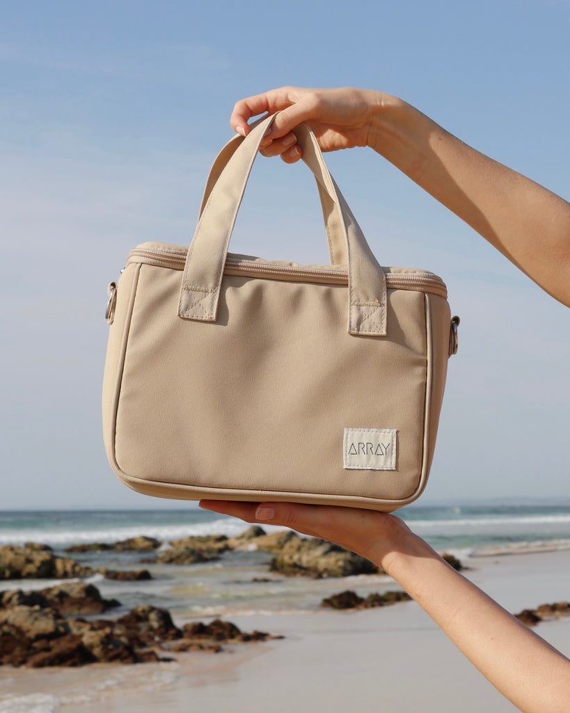 Cooler bag in stylish tote design, with pockets.