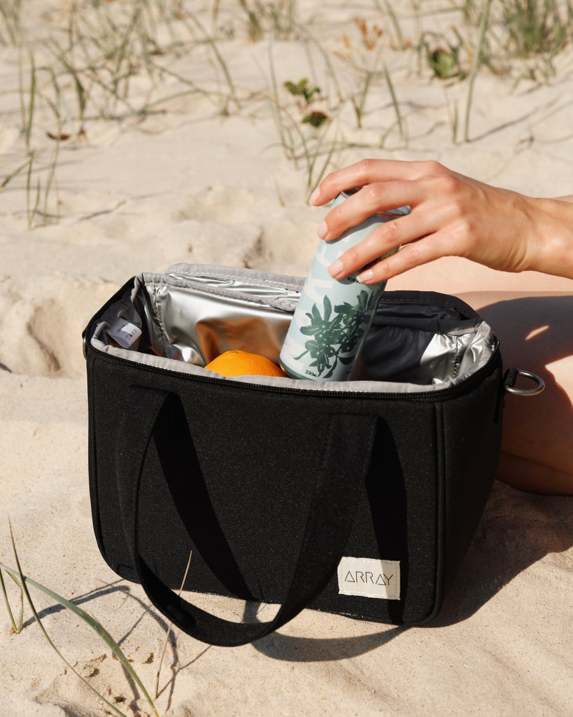Cooler bag in stylish tote design, with pockets.