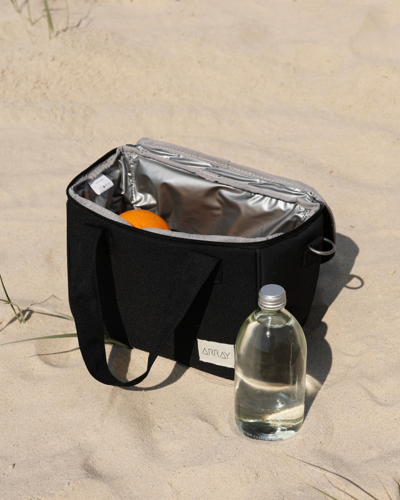Cooler bag in stylish tote design, with pockets.