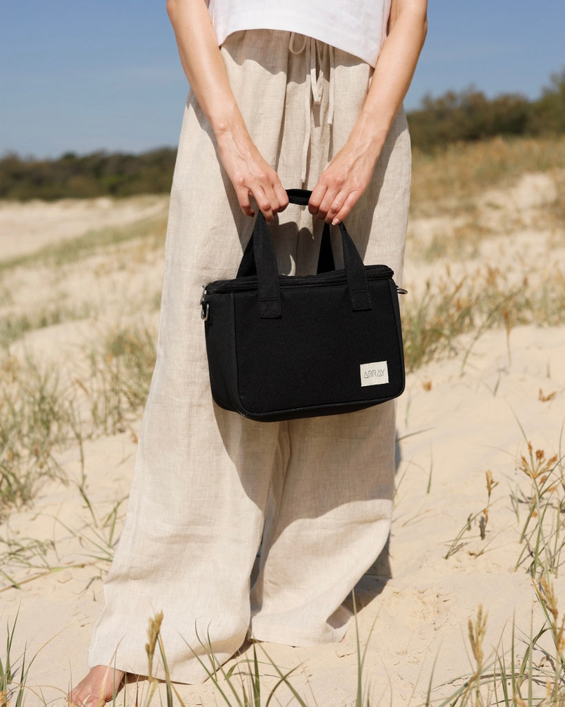 Cooler bag in stylish tote design, with pockets.