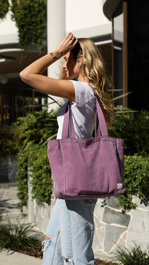The Everyday Pocket Tote is a medium sized tote bag with six internal pockets for organising all the things, in a casual and understated style for those who like to keep it simple.