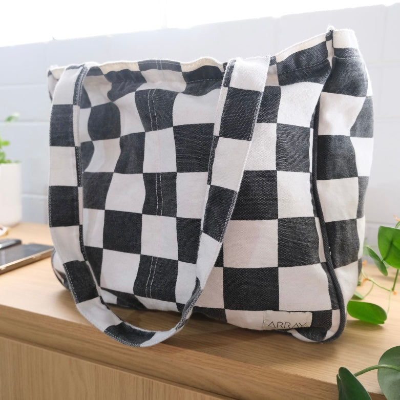 Everyday Pocket tote bag with six internal pockets, in a versatile and casual style. Organise the chaos of everyday life. From baby bag, to work bag it is an everyday essential.