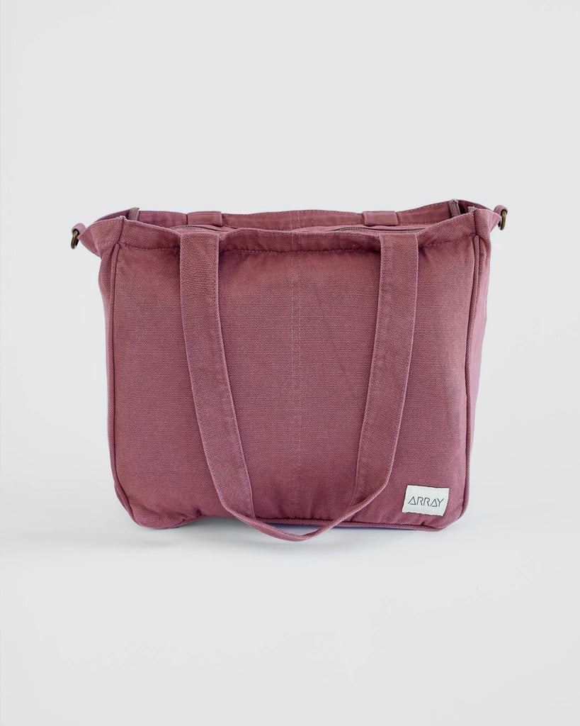 Everyday tote bag with pockets to organise everything. Encompasses casual style, practicality and versatility.