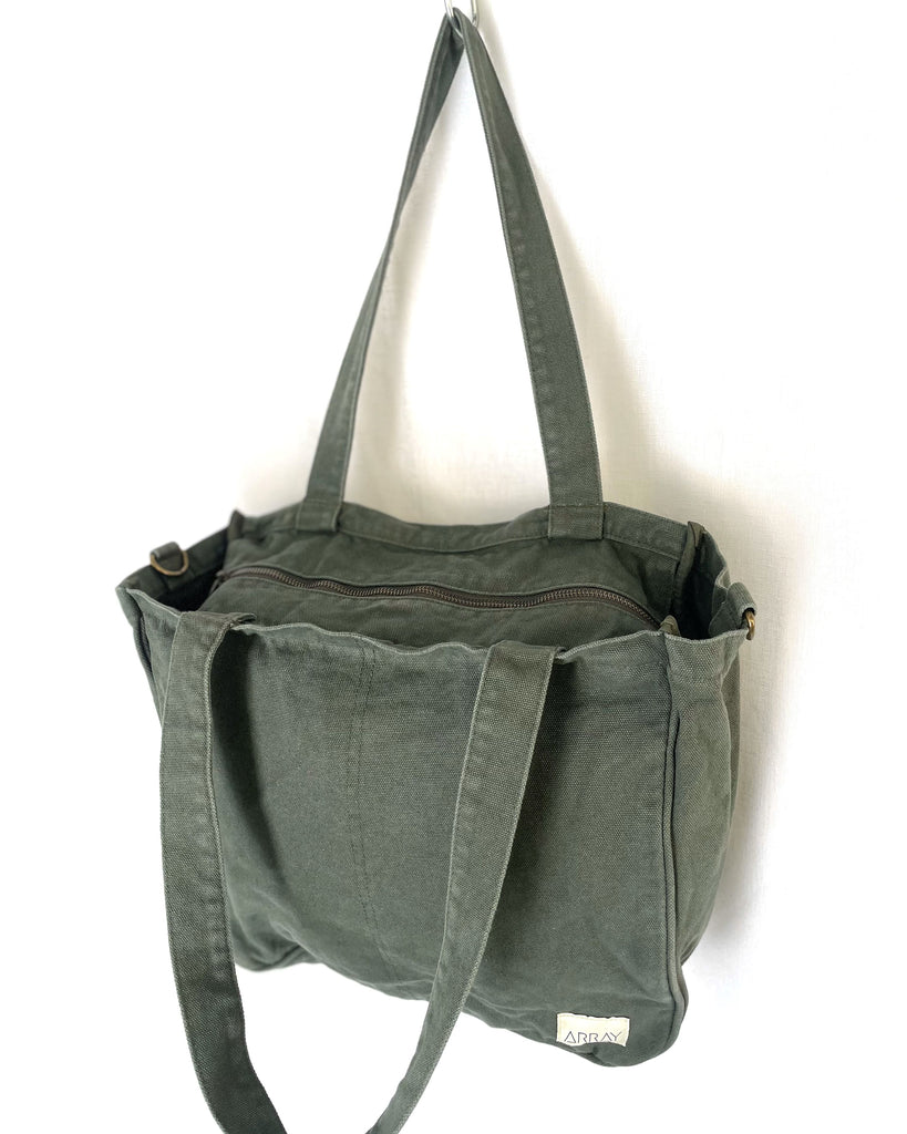 Organise the chaos of everyday life with POCKETS! From baby bag, to work bag it is an everyday essential. The Everyday Zip Top Pocket Tote bag has six internal pockets, available in canvas or cord, in a versatile and casual style.