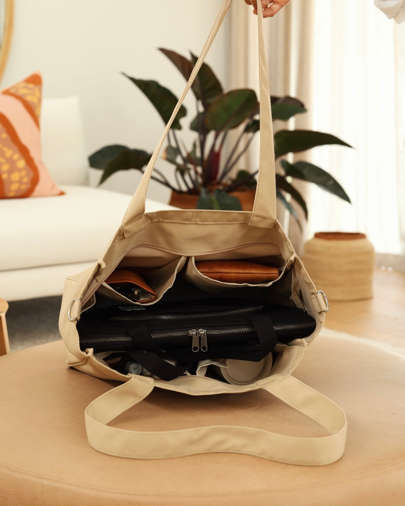 Everyday tote bag with pockets to organise everything. Encompasses casual style, practicality and versatility.