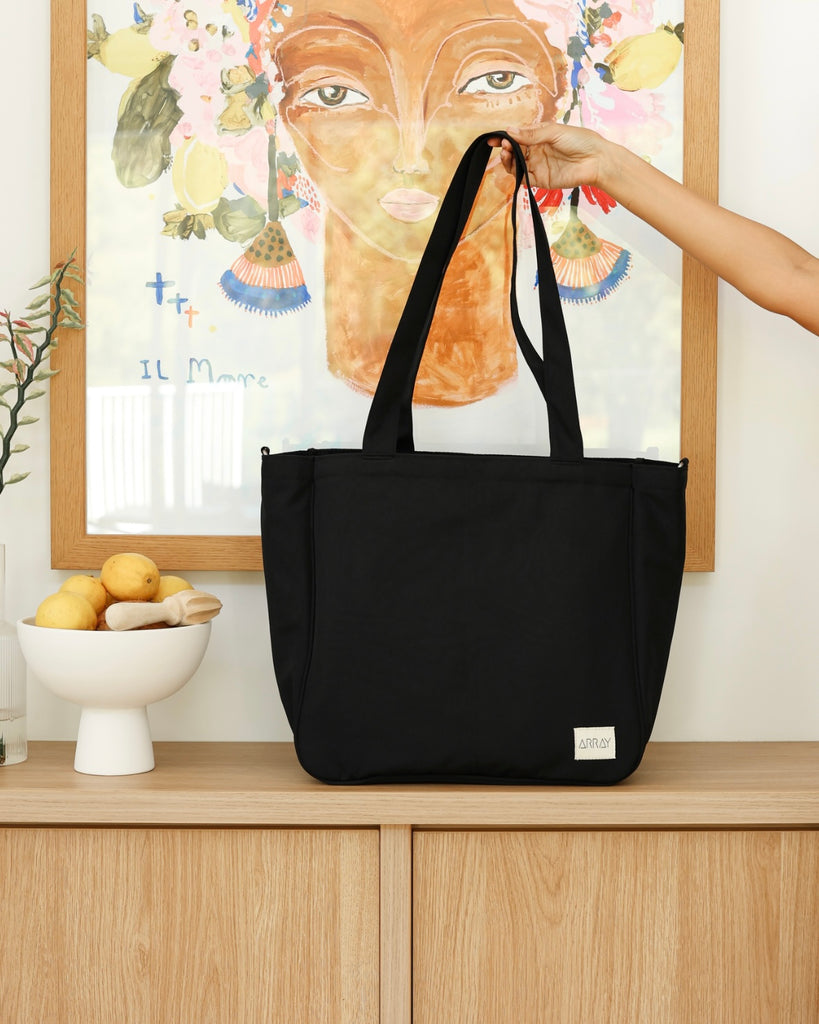 Everyday tote bag with pockets to organise everything. Encompasses casual style, practicality and versatility.