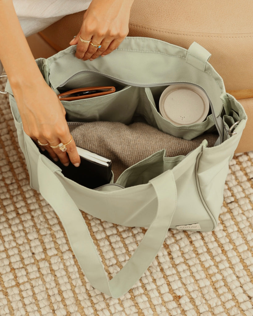 Everyday tote bag with pockets to organise everything. Encompasses casual style, practicality and versatility.