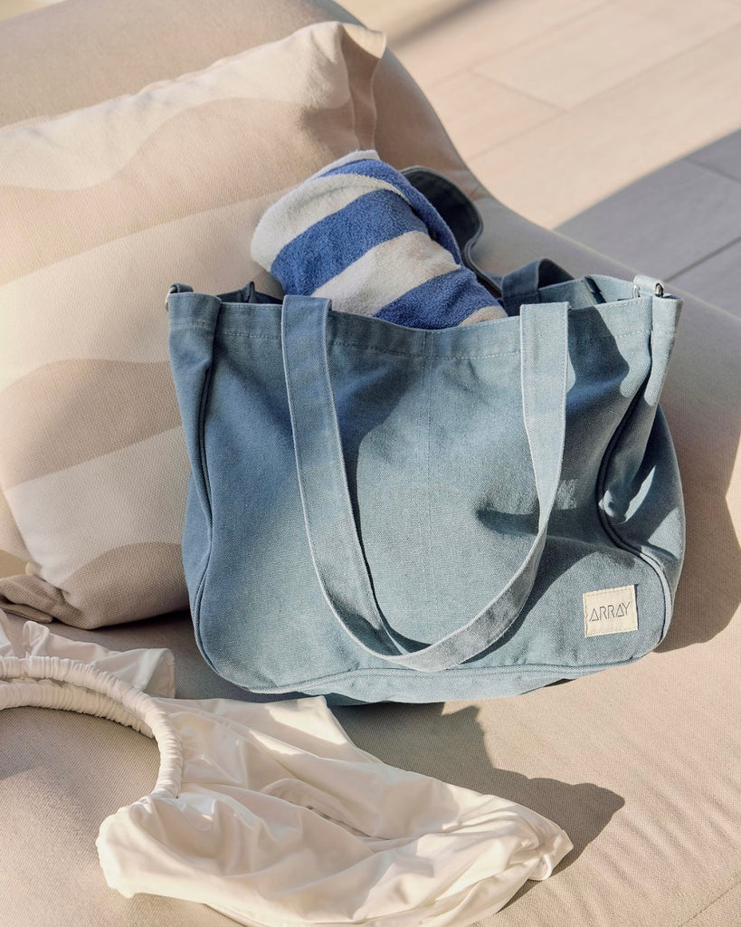 Everyday tote bag with pockets to organise everything. Encompasses casual style, practicality and versatility.