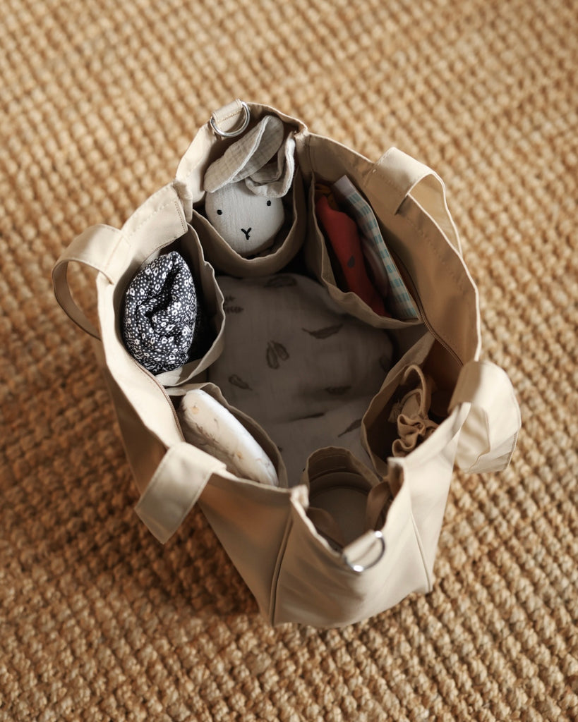 Everyday tote bag with pockets to organise everything. Encompasses casual style, practicality and versatility.