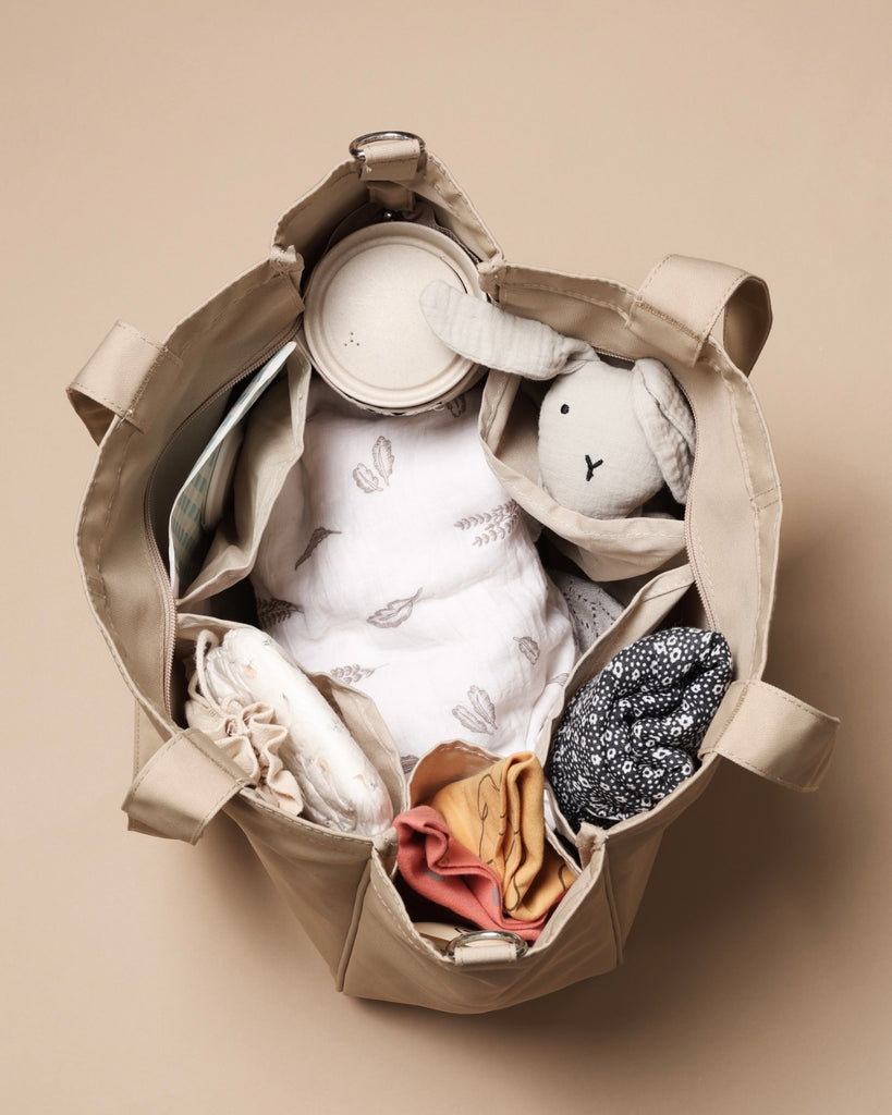 Everyday tote bag with pockets to organise everything. Encompasses casual style, practicality and versatility.