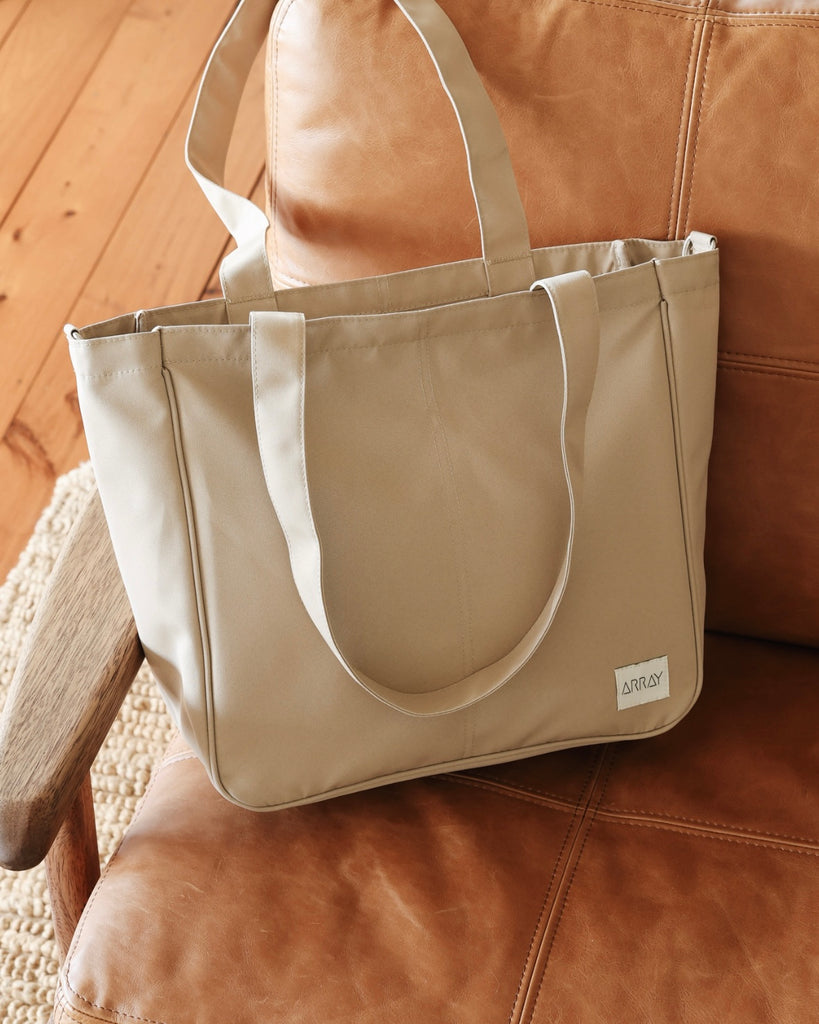 Everyday tote bag with pockets to organise everything. Encompasses casual style, practicality and versatility.