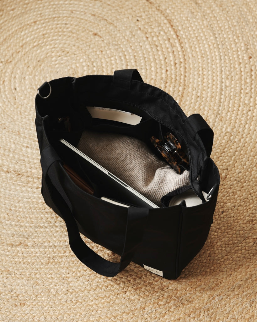 Everyday tote bag with pockets to organise everything. Encompasses casual style, practicality and versatility.