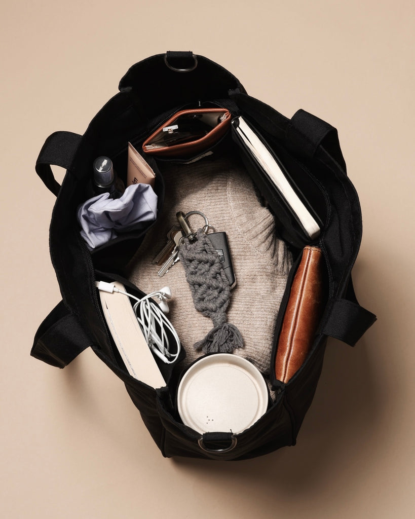 Everyday tote bag with pockets to organise everything. Encompasses casual style, practicality and versatility.