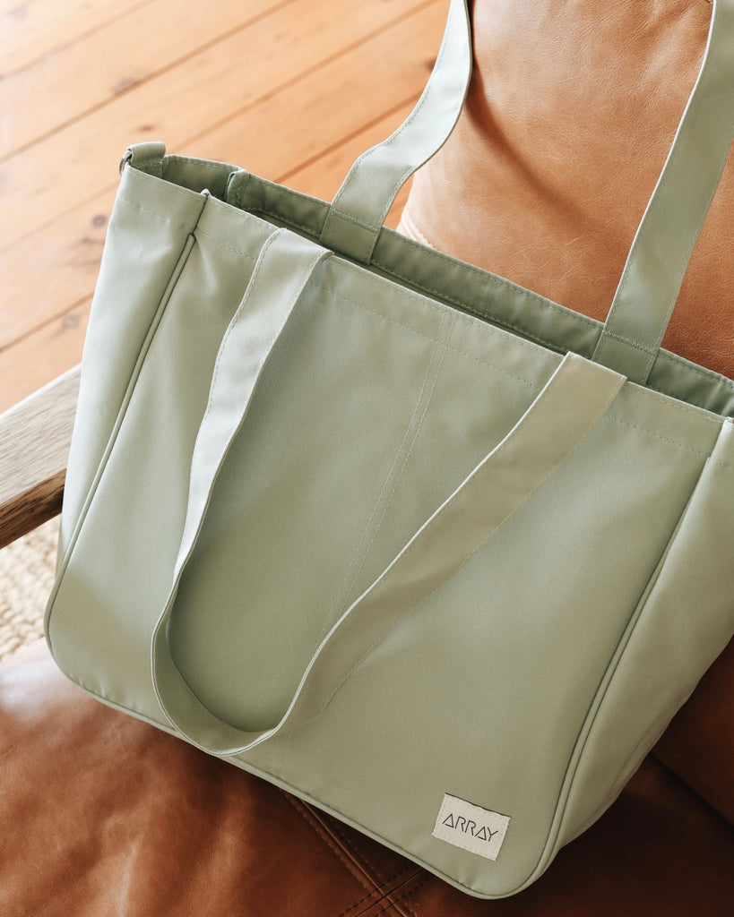 Everyday tote bag with pockets to organise everything. Encompasses casual style, practicality and versatility.
