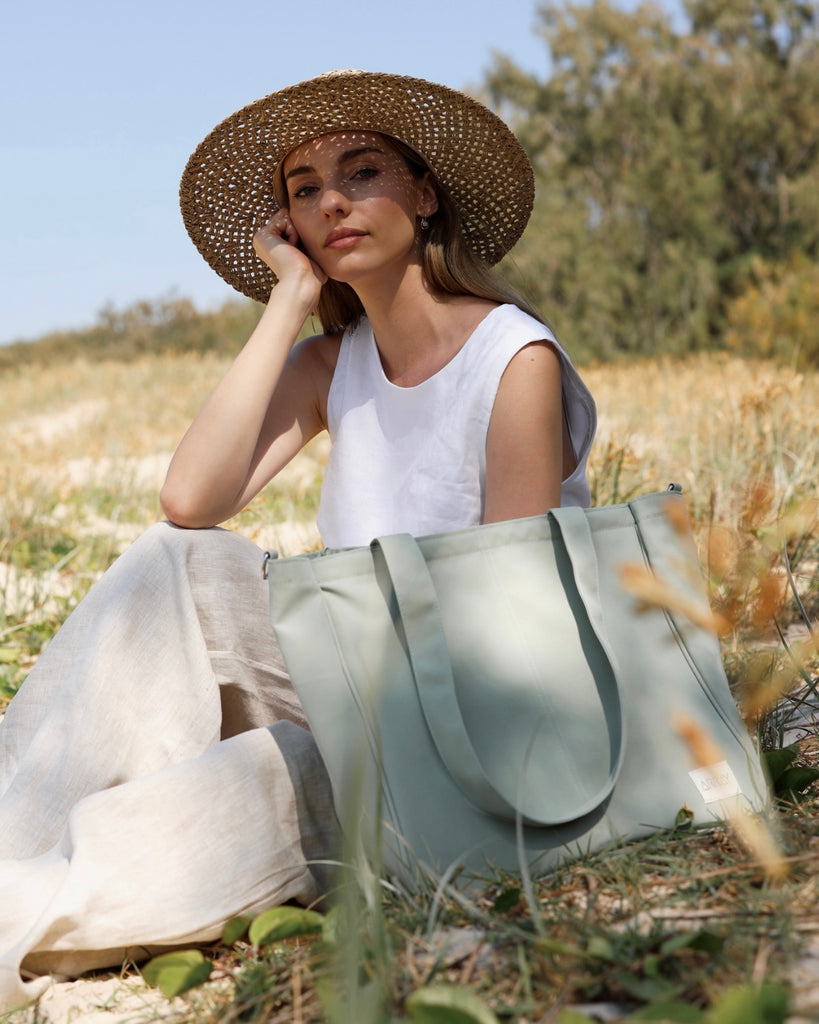 Everyday tote bag with pockets to organise everything. Encompasses casual style, practicality and versatility.