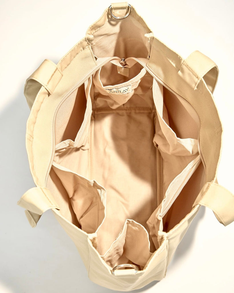 Everyday tote bag with pockets to organise everything. Encompasses casual style, practicality and versatility.