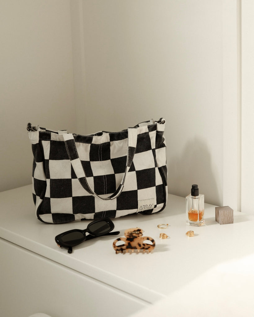 Mini Pocket tote bag with six internal pockets, in a versatile and casual style. Organise the chaos of everyday life. From baby bag, to work bag it is an everyday essential.