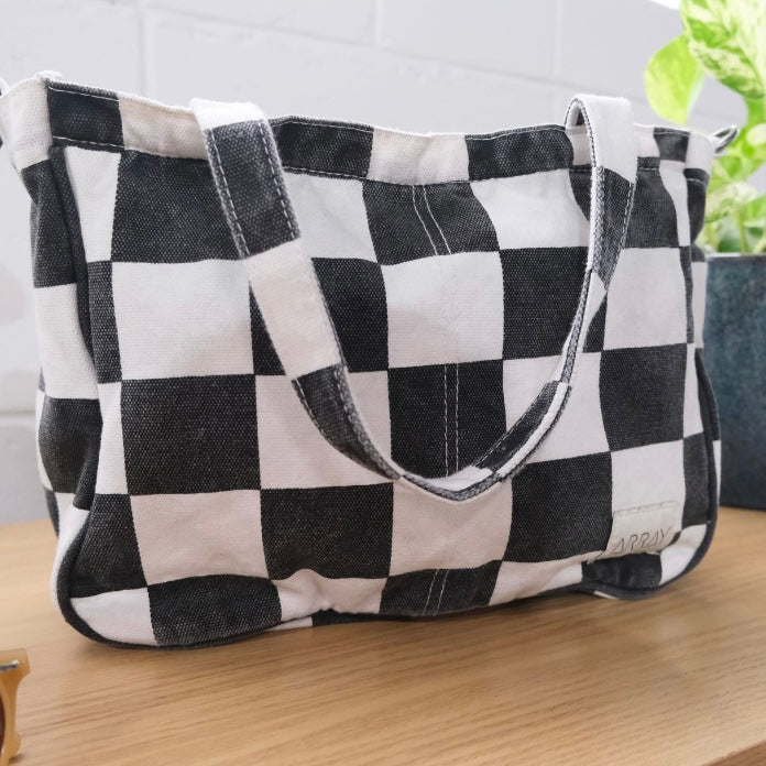 Mini Pocket tote bag with six internal pockets, in a versatile and casual style. Organise the chaos of everyday life. From baby bag, to work bag it is an everyday essential.