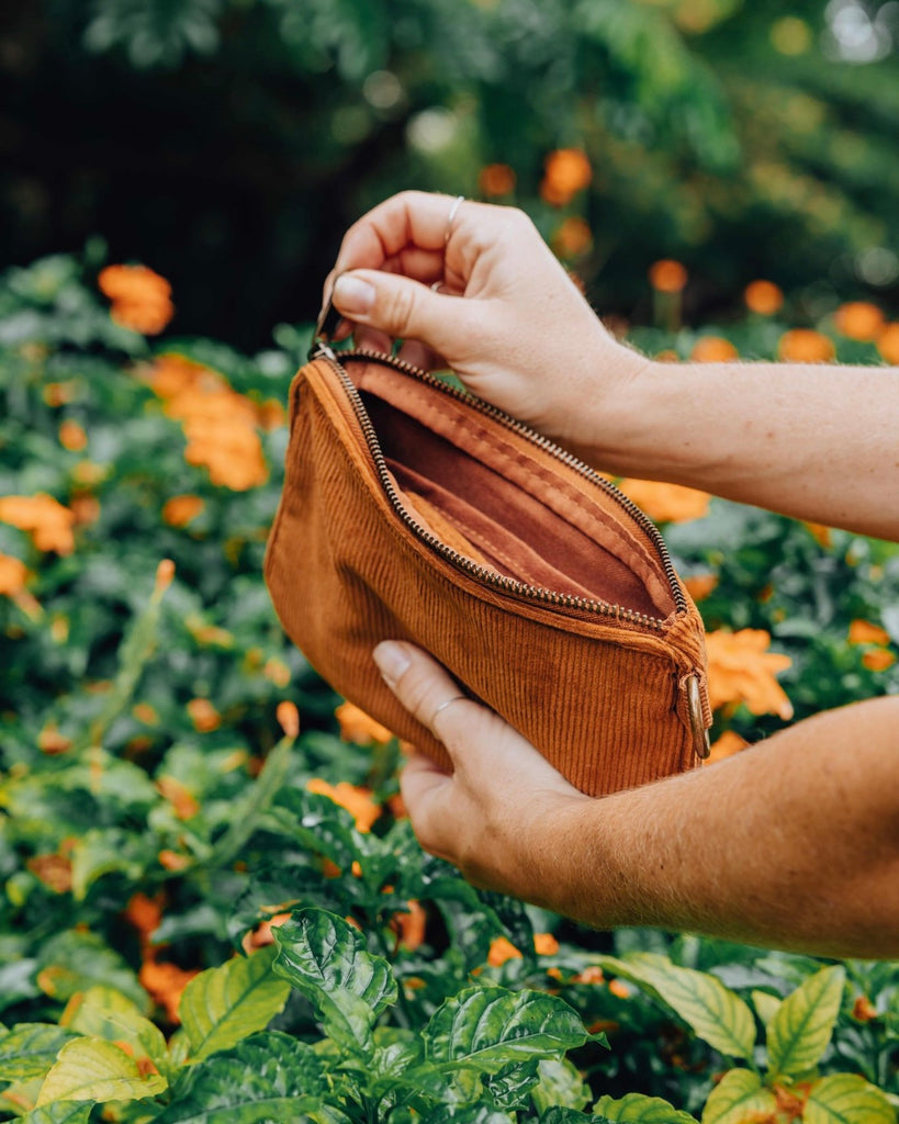 A small clutch for everyday organising. Simple and casual style, this grab-and-go clutch will help you feel a little organised.