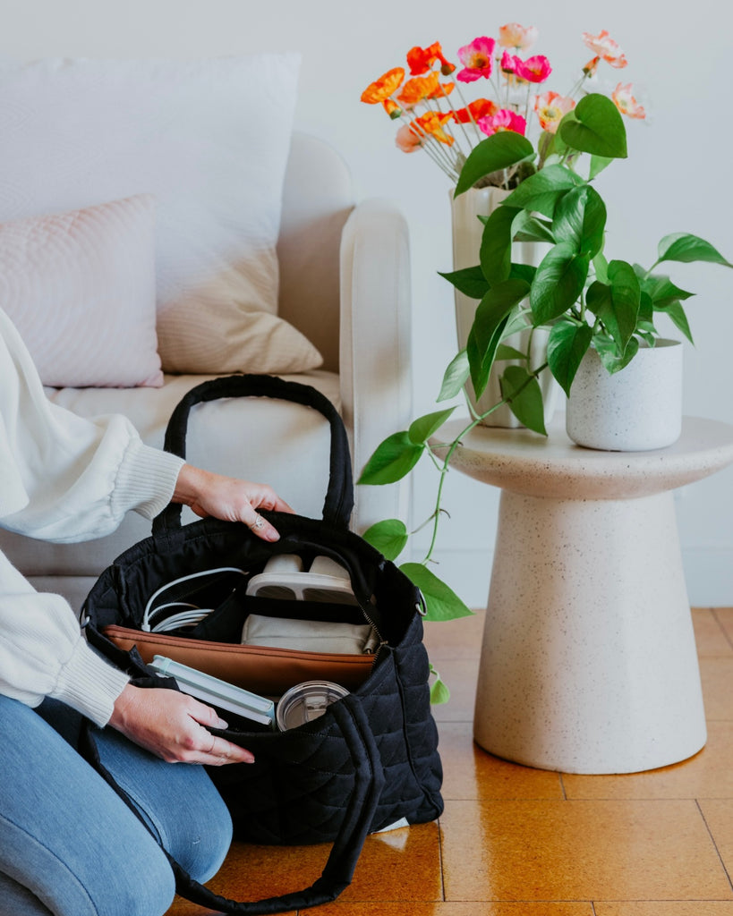 Quilted Everyday Pocket Tote bag with six internal pockets, in a versatile and casual style. Organise the chaos of everyday life. From baby bag, to work bag it is an everyday essential.
