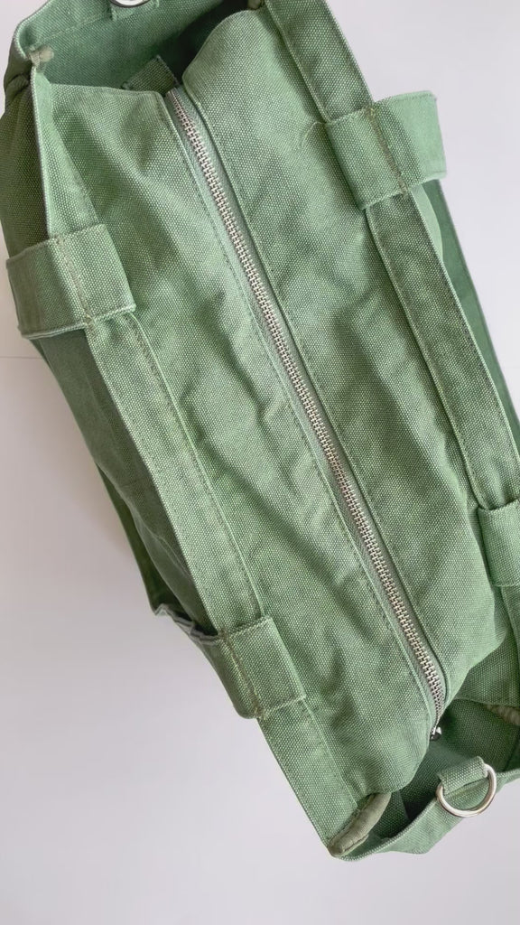Larger version of the bestselling everyday zip top pocket tote, with six internal pockets, in a versatile and casual style. Large enough to fit a laptop, lunchbag or large water bottle, it makes the perfect bag for work or study, or the ultimate mumbag.